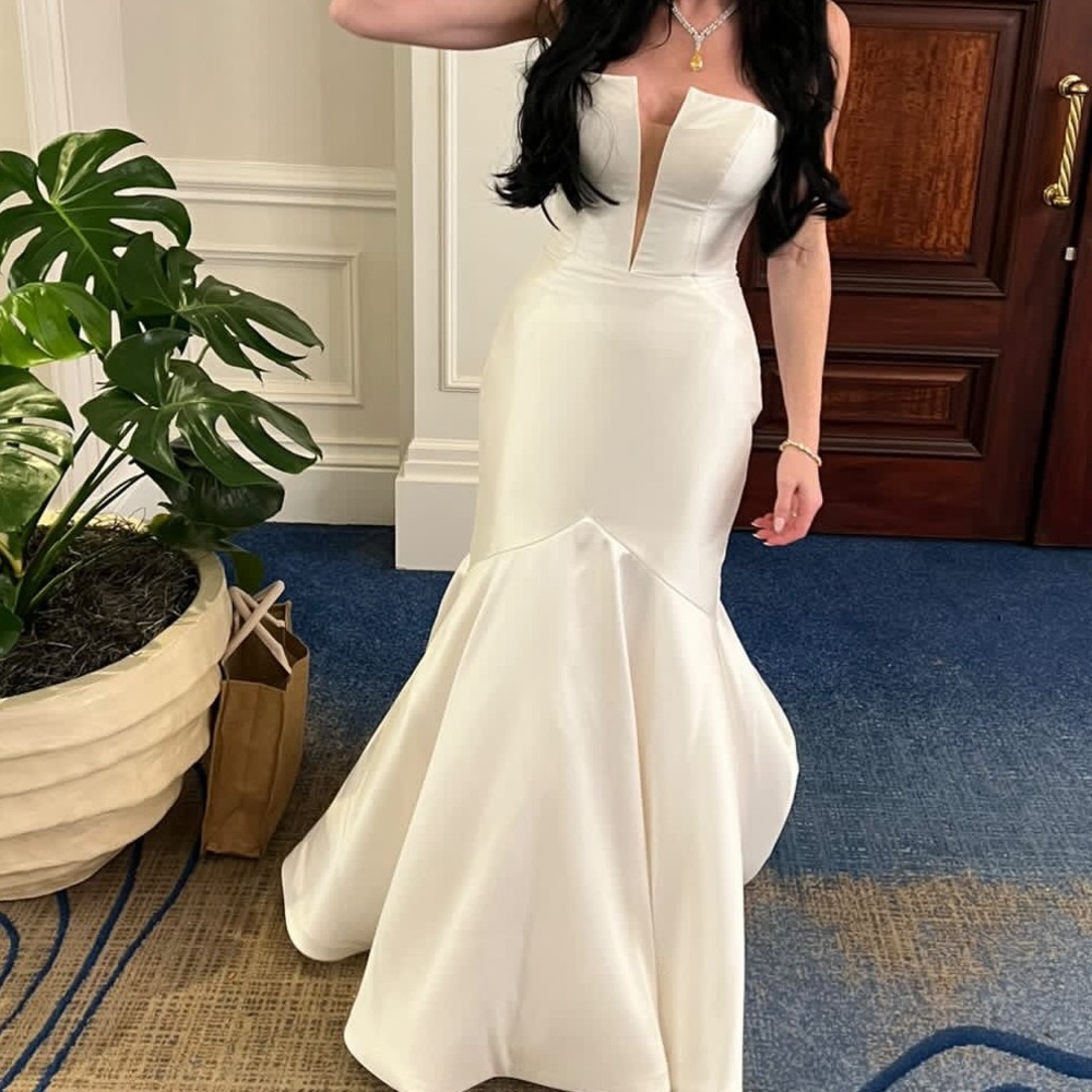 Elegant White Strapless Mermaid Dress with Plunging V-Neck